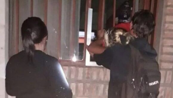 Embarazada queda atrapada en rejas por intentar robar en instituto. (Foto: @Cadena3Com / Twitter)