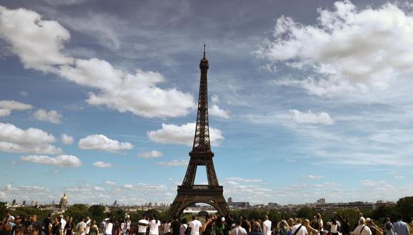 La gente se para cerca de la torre Eiffel en Place Trocadero en París, Francia, 12 de agosto de 2023 | EFE/EPA/MOHAMMED BADRA