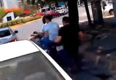 Motociclista ayuda a víctima de robo a 'cazar' al ladrón que le arrebató el celular | VIDEO
