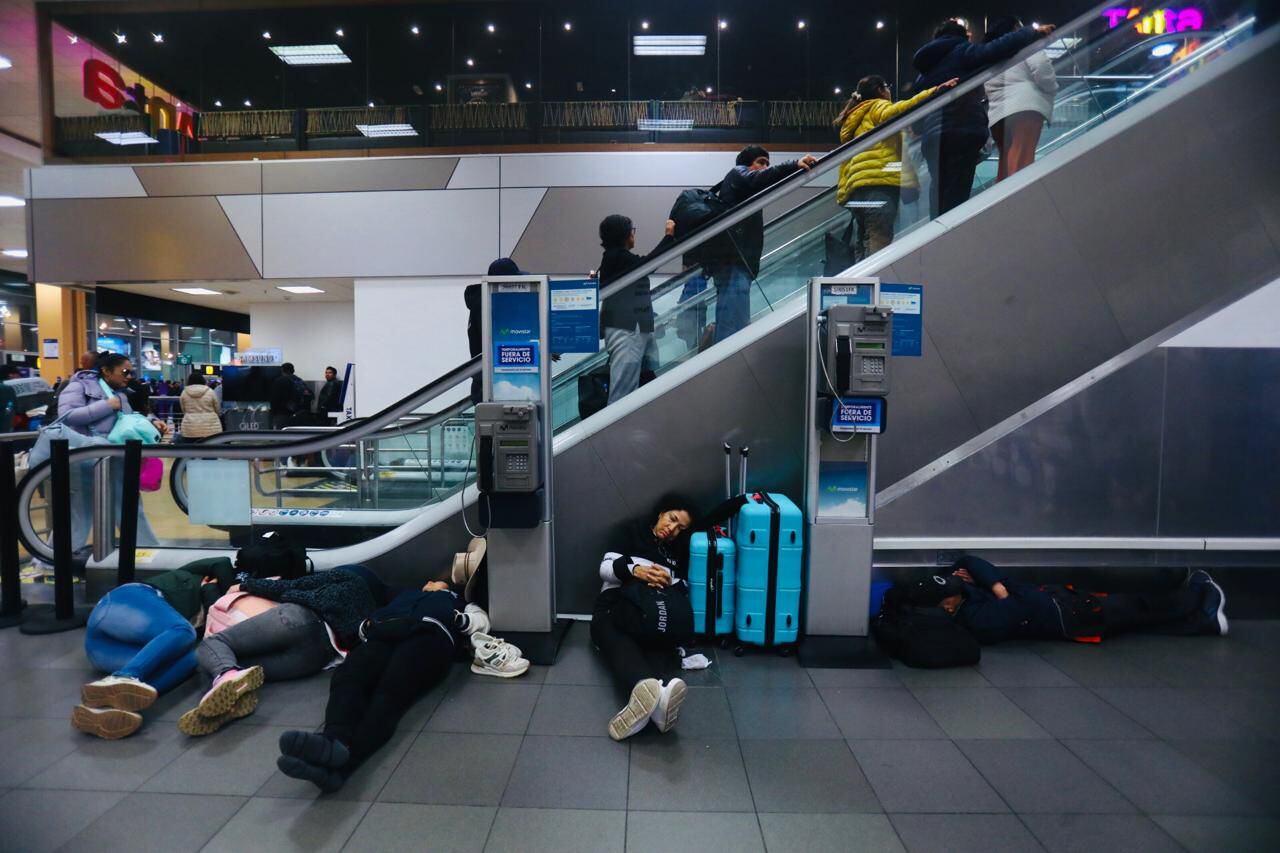 Fueron más de 120 vuelos los cancelados, obligando a los pasajeros a dormir en el suelo debido a problemas técnicos en el aeropuerto.