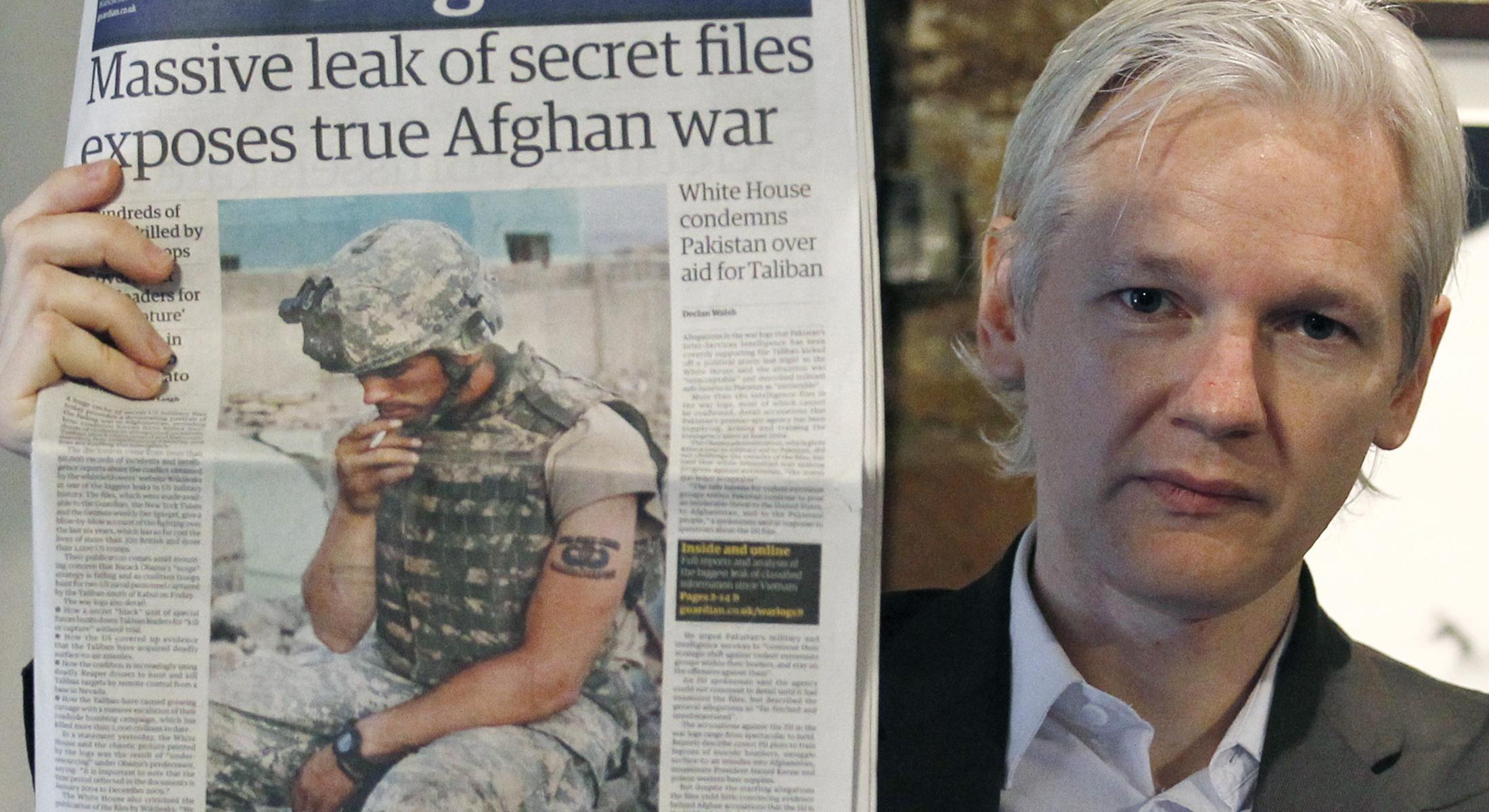 El 26 de julio del 2010, Julian Assange sostiene la portada de un diario sobre la filtración de documentos militares de Estados Unidos relacionados con crímenes en Afganistán. (Reuters).