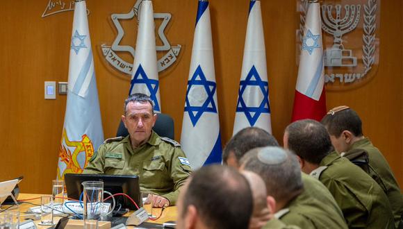 El jefe del ejército, el teniente general Herzi Halevi (izq.), asistiendo a una evaluación de la situación con miembros del Foro del Estado Mayor en la base militar de Kirya, que alberga el Ministerio de Defensa en Tel Aviv. (Foto del Ejército israelí / AFP)