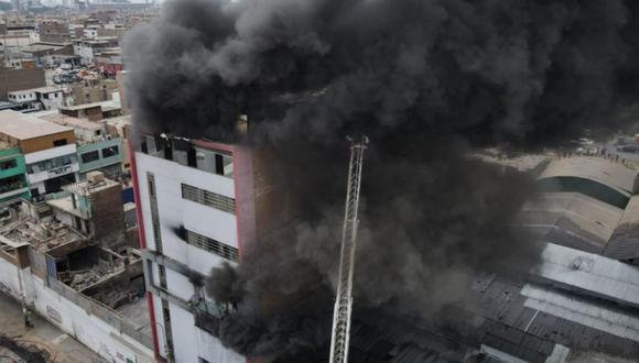 El incendio de proporciones se desarrolla en un almacén textil ubicado en la cuadra 14 del jirón Ignacio Cossio | Foto: jorge.cerdan/@photo.gec