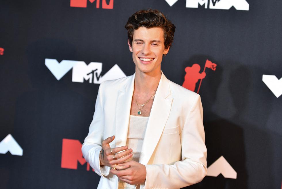 The Canadian singer, songwriter and model arrived on the red carpet alone and without his girlfriend Camila Cabello. (Photo: AFP).