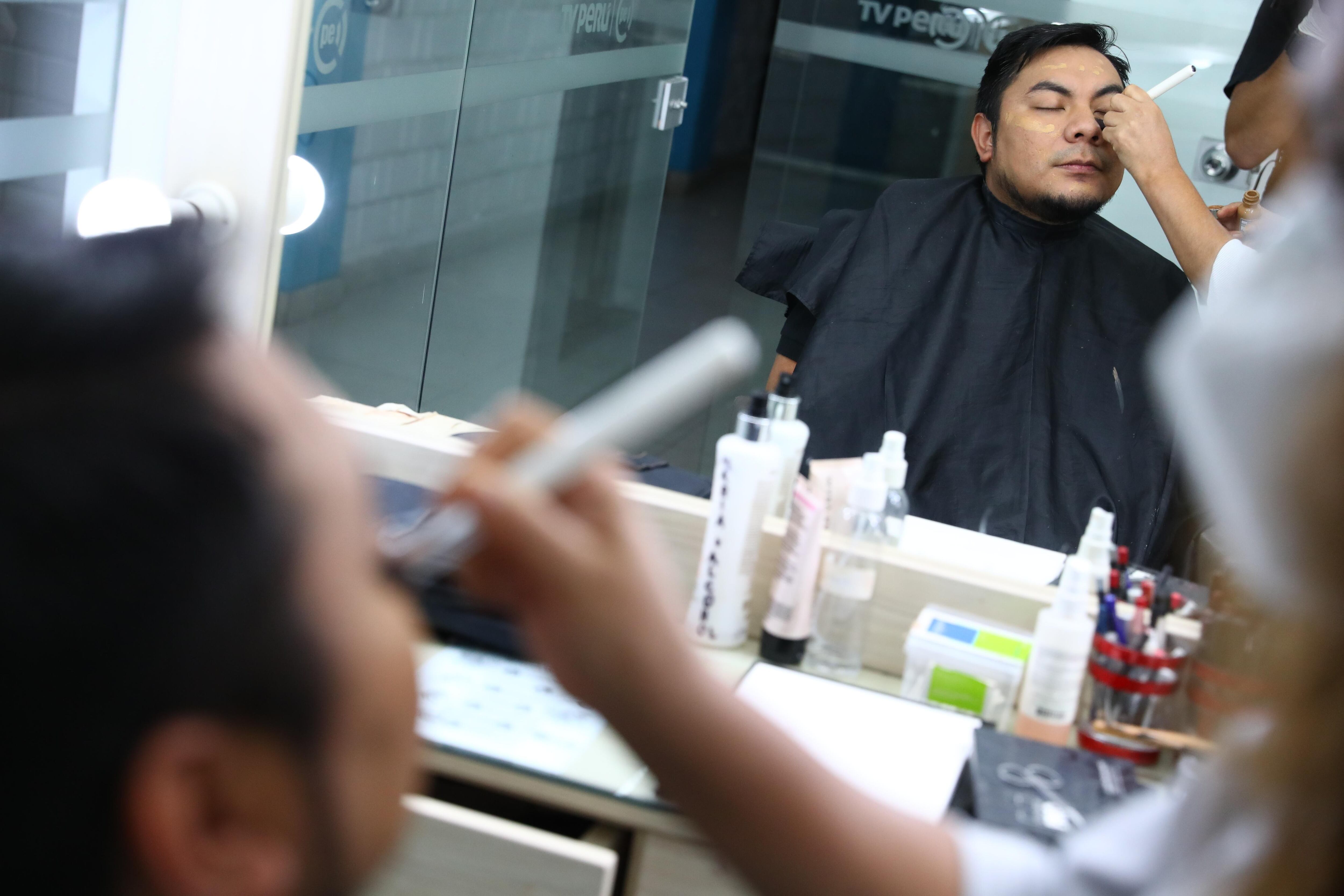 Moisés durante su sesión de maquillaje antes de entrar al estudio. (Foto: Alessandro Currarino / GEC).