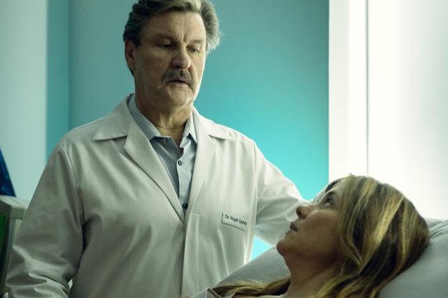 El médico “Roger Sadala”, interpretado por el actor Antonio Calloni junto a la actriz Adriana Esteves, en una escena de "Assédio".