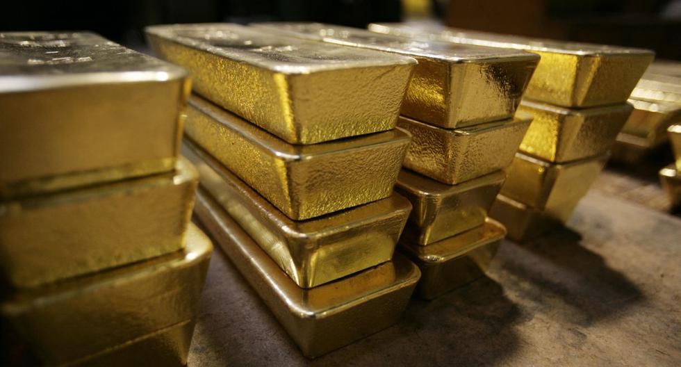 Gold falls on dollar strength as investors focus on Fed meeting