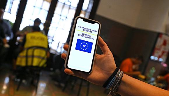 Un cliente muestra su Green Pass en un teléfono móvil en un bar del centro de Roma, Italia, el 6 de agosto de 2021. (Andreas SOLARO / AFP).