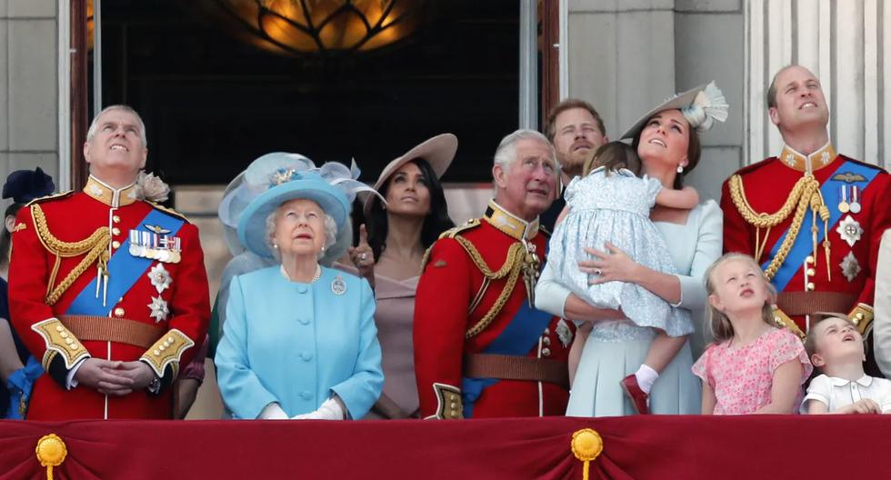 Imagen de archivo tomada el el 9 de junio de 2018. De izquierda a derecha, el príncipe Andrés de Gran Bretaña, la reina Isabel, Meghan duquesa de Sussex, el príncipe Carlos, el príncipe Harry, Kate duquesa de Cambridge y el príncipe Guillermo asisten a la ceremonia anual Trooping the Colour en Londres. (Frank Augstein - AP).