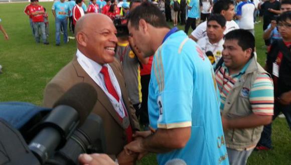 Roberto Mosquera y el abrazo con Daniel Ahmed tras el partido