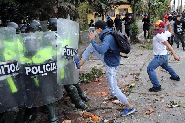 Decenas de manifestantes que reclaman justicia en el caso del abogado Javier Ordóñez, que murió tras ser víctima de la violencia policial durante un arresto en Bogotá. (Foto: EFE/ Carlos Ortega)