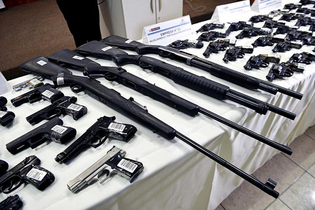 El ministro del Interior, Mauro Medina, presentó parte de las 472 armas incautadas a empresas de seguridad y armerías del Callao (Foto: Difusión)