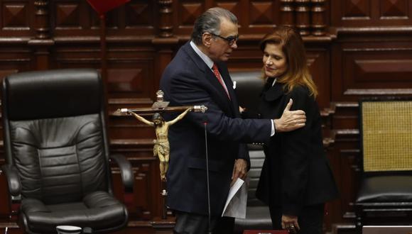 El presidente del Congreso disuelto, Pedro Olaechea, juramenta a Mercedes Araoz como "presidenta encargada" el pasado 30 de setiembre, cargo al que renunció al día siguiente.