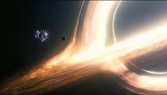 En la película “Interestelar” ( 2014 ), un agujero negro interviene de manera decisiva en la trama. Su protagonista intenta hallar nuevos espacios habitables en el universo ante el posible fin de la Tierra.