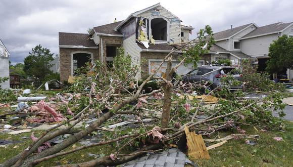 Escombros de casas dañadas tiran basura en Illinois (Estados Unidos), el lunes 21 de junio de 2021. Un tornado confirmado por radar arrasó comunidades en los suburbios de Chicago. (Paul Valade/Daily Herald/AP).