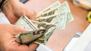 ¿Cómo guardar los billetes de dólares en casa y evitar que se dañen por estos 5 factores?