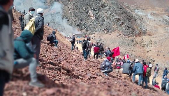 La policía tuvo que pedir refuerzos para retirar a más de 500 comuneros del campamento minero.