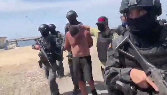 Soldados venezolanos trasladas a uno de los supuestos mercenarios detenidos por preparar la Operación Gedeón con la que buscaban sacar del poder a Nicolás Maduro. (Reuters).