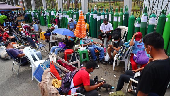 Decenas de personas han decidido, en muchos casos, acampar en los exteriores de los puntos de recarga de oxígeno debido a la gran demanda del insumo. (GEC)