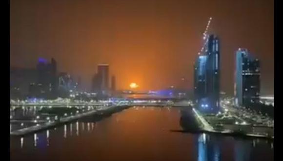 Se registra violenta explosión en el puerto Jebel Ali de Dubai. (Redes sociales).
