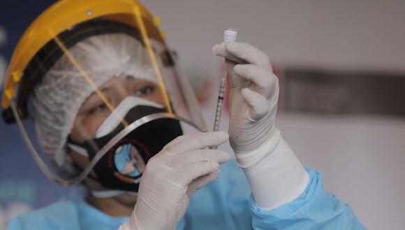 Enfermera prepara una dosis de la vacuna contra el COVID-19. (Foto: Leandro Britto / @photo.gec