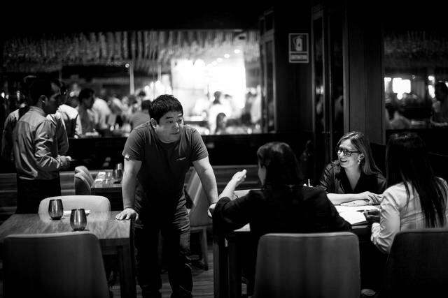 27 personas componen el equipo de Maido, entre cocina, barra, pastelería y producción.