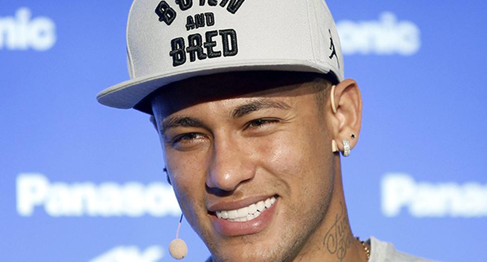 Neymar salió al frente de las críticas por su estilo de juego y manifestó que no piensa cambiar su forma de jugar porque así colabora con sus compañeros. (Foto: EFE)