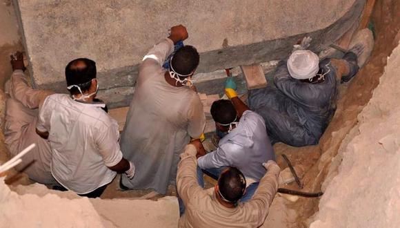 Arqueólogos egipcios se preparan para abrir el sarcófago, en el distrito de Sidi Gaber, en Alejandría (Egipto), hoy, 19 de julio de 2018. Según el ministerio egipcio de Antigüedades , se encontraron tres momias descompuestas en el sarcófago, de granito negro, lleno de agua. (Foto: EFE)
