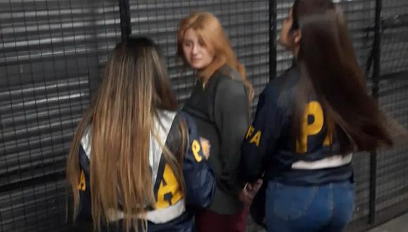 Brenda Uliarte, al ser detenida en la estación Palermo del tren San Martín.