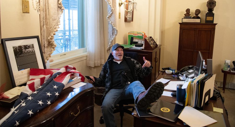 Richard Barnett, partidario de Donald Trump, se sienta dentro de la oficina de la presidenta de la Cámara de Representantes de Estados Unidos, Nancy Pelosi, en el Capitolio el 6 de enero de 2021. (Foto de SAUL LOEB / AFP).