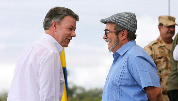 El presidente de Colombia, Juan Manuel Santos (i), junto al máximo líder de las desmovilizadas FARC, Rodrigo Londoño, alias 'Timochenko'. (Foto: EFE/Mauricio Dueñas Castañeda)