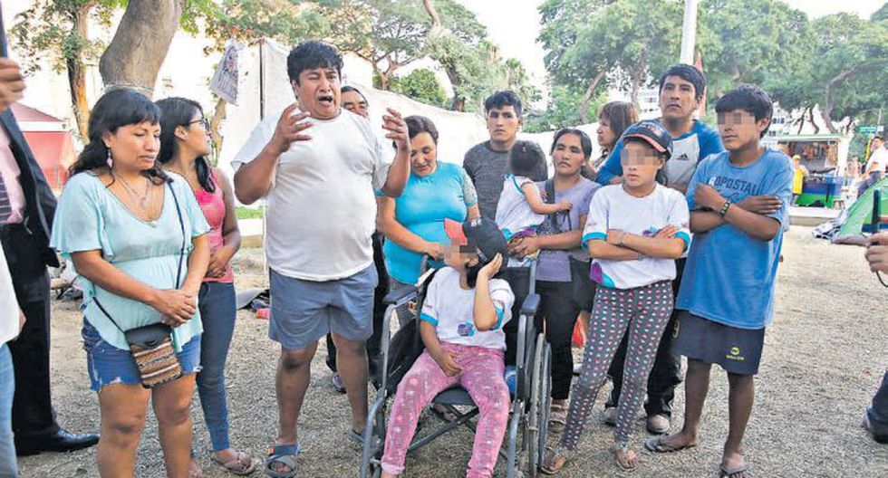 Las padres y algunos menores enfermos duermen en carpas a un costado de la Av. Salaverry. (Foto: Jessica Vicente)