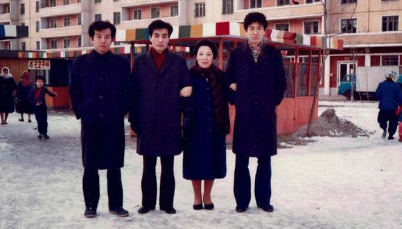 Su madre y sus tres hermanos durante una visita a Pyongyang.