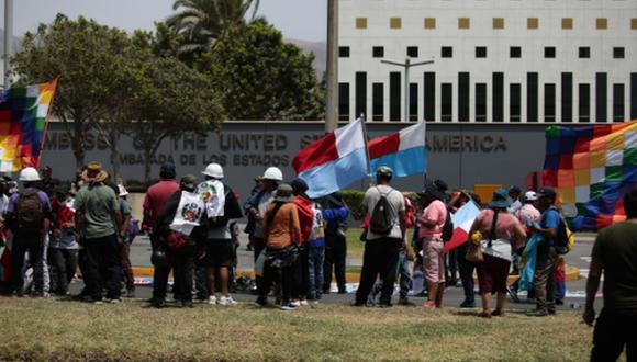 Manifestantes frente a la sede de la embajada de Estados Unidos, en Surco | Foto: Lenin Tadeo / @photo.gec