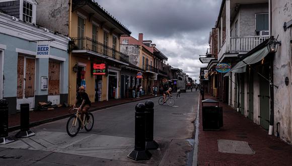 Una tarde relativamente tranquila en Bourbon Street, en el Barrio Francés, el día antes de que el huracán Ida toque tierra en Nueva Orleans, Luisiana. (EFE / EPA / DAN ANDERSON).