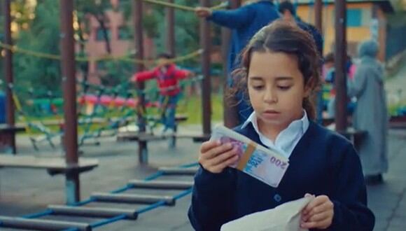 Öykü encuentra, por casualidad, un sobre lleno de dinero y queda paralizada ante el dilema moral y ético de decidir qué hacer con esta plata (Foto: Mi hija / Med Yapım)