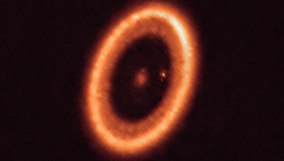 La imagen muestra el sistema estelar PDS 70, ubicado a casi 400 años luz de distancia. (ALMA (ESO/NAOJ/NRAO)/Benisty et al.)