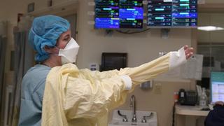 Hospitales de EE.UU. permiten laborar a personal con coronavirus