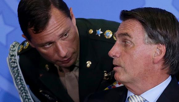 El entonces presidente Jair Bolsonaro y el teniente coronel Mauro Cid, ex ayudante de campo. (Foto de Dida Sampaio/Estadão Conteúdo)