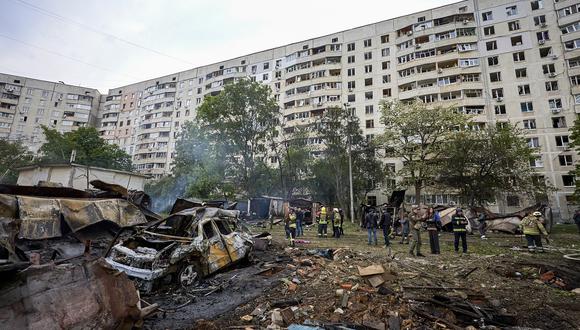 Rescatistas ucranianos trabajan en el lugar del bombardeo de una zona residencial en Kharkiv, Ucrania, 14 de mayo de 2024. (Foto de EFE/EPA/SERGEY KOZLOV)