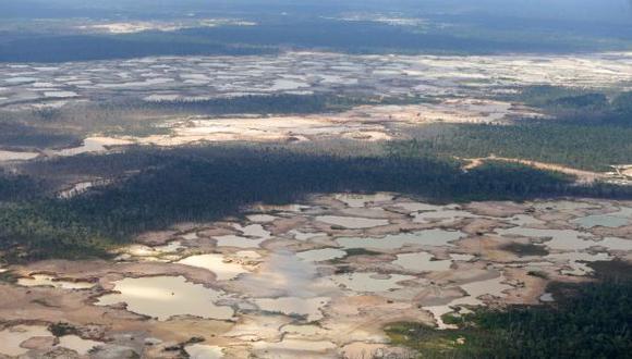 Así luce desde el aire la zona conocida como La Pampa, que en la última década ha concentrado la actividad de la minería ilegal. Hasta hace unos pocos días aquí habia unos 6 mil mineroS (Foto: Alonso Chero)