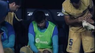 Sin canilleras y sin chimpunes: así estaba Piqué cuando debía entrar ante Valencia | VIDEO