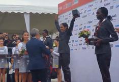 Imperdible premiación de Gladys Tejeda en el podio de la Maratón de México