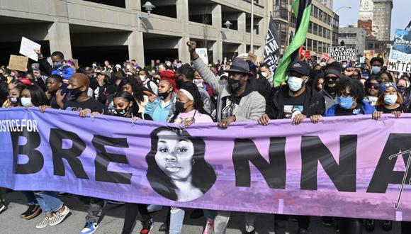 Tamika Palmer, en el centro, la madre de Breonna Taylor, encabeza una marcha por las calles del centro de Louisville en el primer aniversario de su muerte en Louisville, Ky. A su derecha está el abogado Ben Crump. (Foto: AP / Timothy D. Easley)