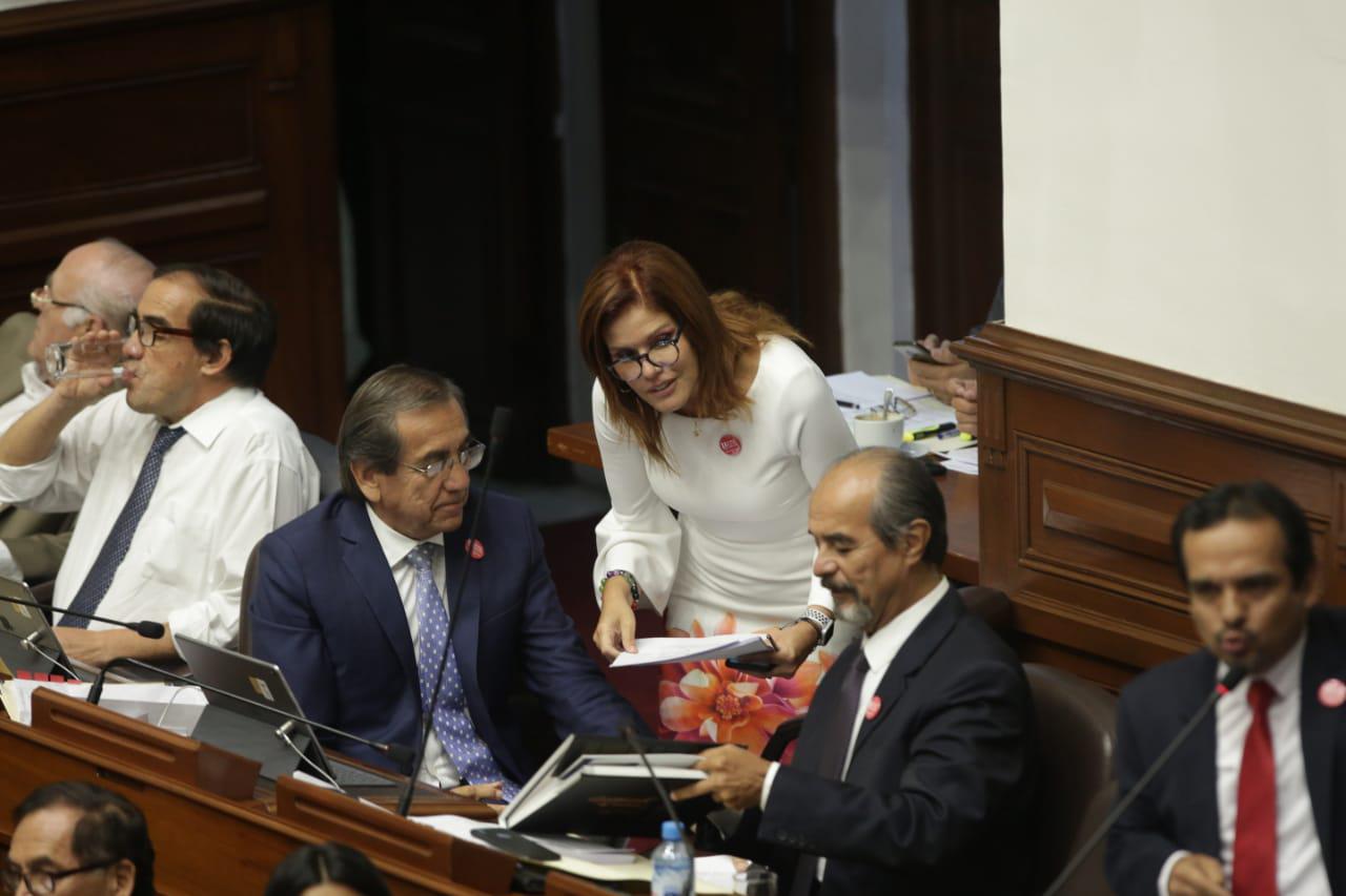 Congresistas del partido Aprista intercambio ideas con la vicepresidenta y legisladora oficialista Mercedes Araoz. (Foto: Anthony Niño De Guzmán / GEC)