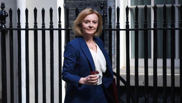 Liz Truss, secretaria de Relaciones Exteriores del Reino Unido, llega a una reunión semanal de ministros del gabinete en el número 10 de Downing Street en Londres, Reino Unido.