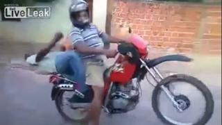 YouTube: sufrieron accidente tras subir ebrios a una moto