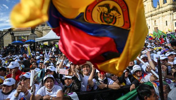 Los partidarios del candidato presidencial de izquierda Gustavo Petro asisten a su mitin de clausura de campaña en la Plaza de Bolívar en Bogotá, Colombia, el 22 de mayo de 2022. (Juan BARRETO / AFP).