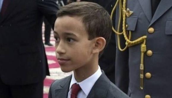 Príncipe marroquí rechaza tradición de beso en la mano [VIDEO]