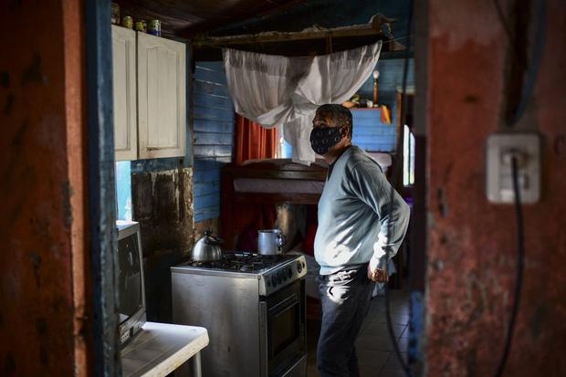 Raúl Almirón prepara café en su casa de Florencio Varela. (Foto de RONALDO SCHEMIDT / AFP).